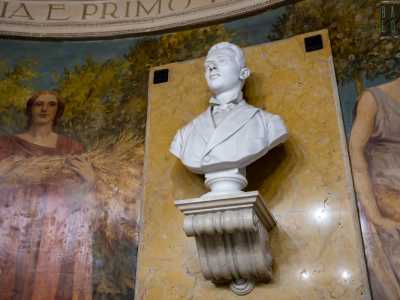 Infine eccoci davanti al quadro frontale, interrotto al centro dal busto candido di Mauro...